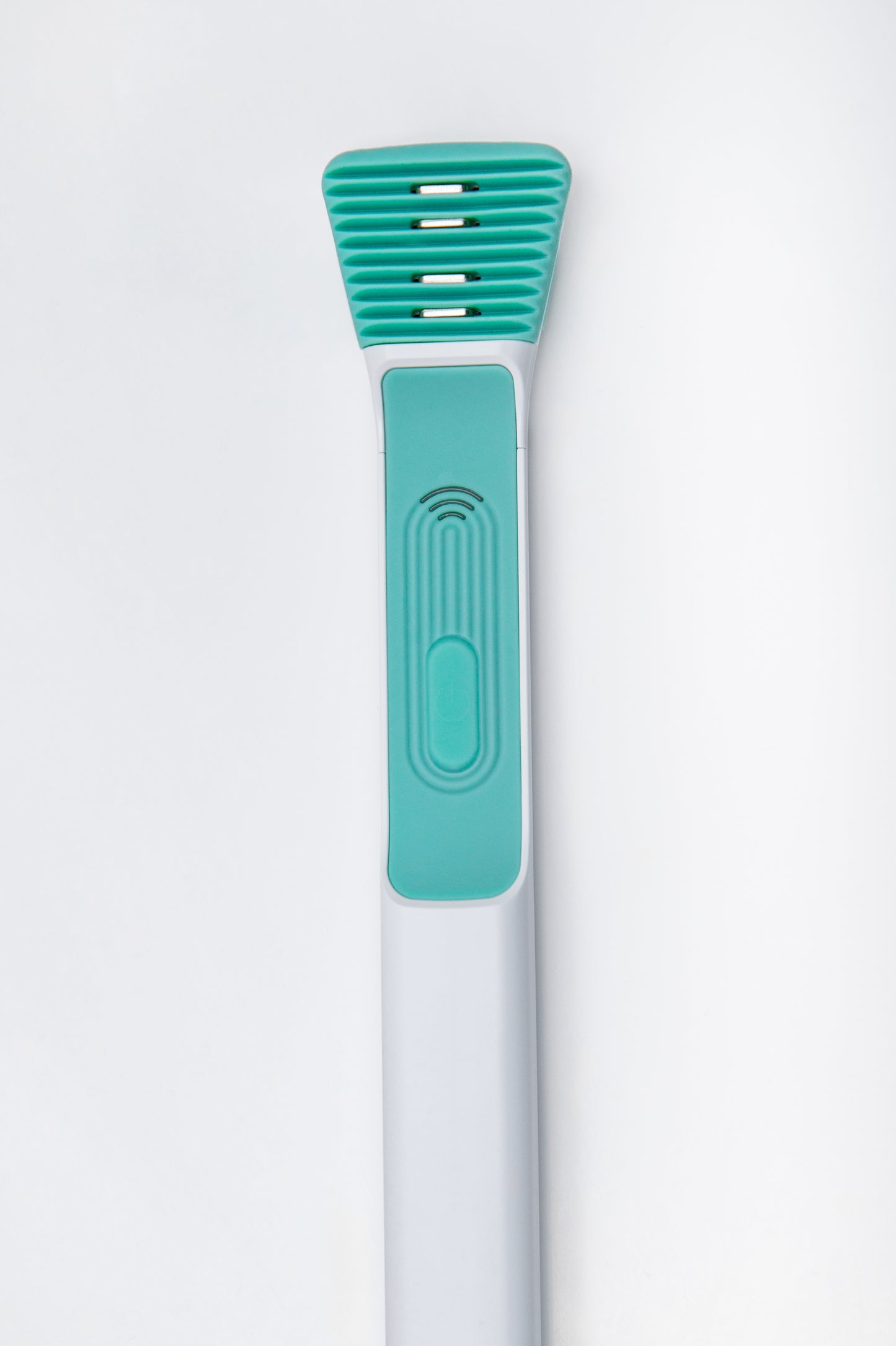 Žalias Tromatz bioelektrinis liežuvio valiklis baltame fone.