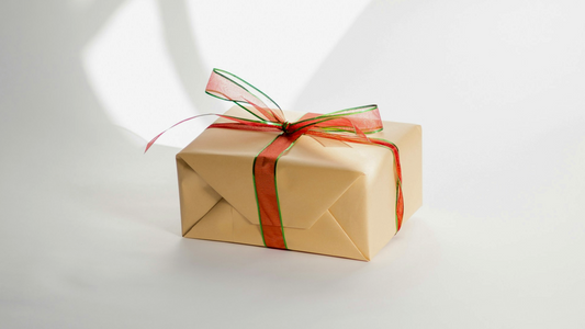 Supakuota dovanų dėžutė – vizualas iš straipsnio apie geriausias dovanas sau ir artimiesiems.