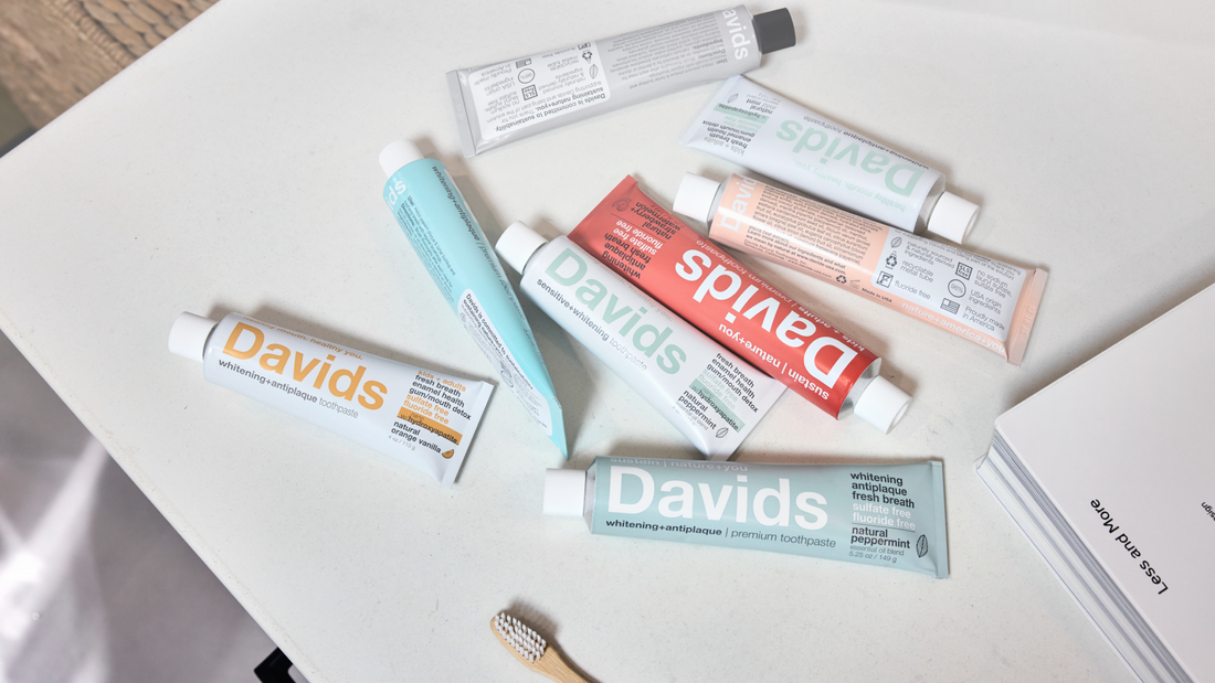 Davids dantų pastos su nano hidroksiapatitu – natūrali remineralizacija ir švarūs dantys be fluoro, baltame fone.