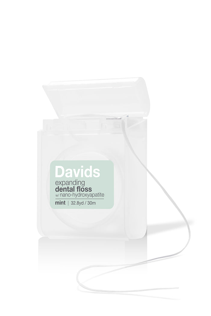Davids Hydroxi™ besiplečiantis dantų siūlas (30 m, mėtų skonio), baltame fone be pakuotės.