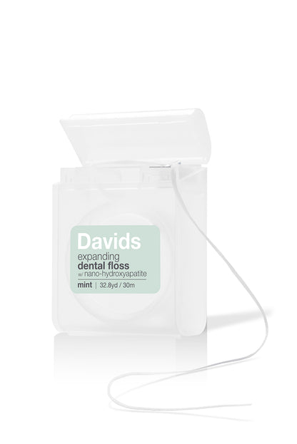 Davids Hydroxi™ besiplečiantis dantų siūlas (30 m, mėtų skonio), baltame fone be pakuotės.