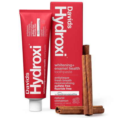 Davids Hydroxi™ balinamoji ir dantų emalį stiprinanti dantų pasta su nano hidroksiapatitu / cinamono skonio, baltame fone su pakuote.