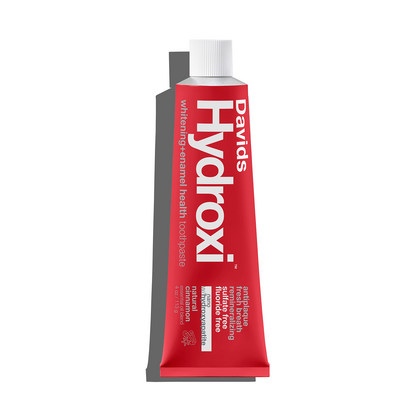 Davids Hydroxi™ balinamoji ir dantų emalį stiprinanti dantų pasta su nano hidroksiapatitu / cinamono skonio, baltame fone be pakuotės.