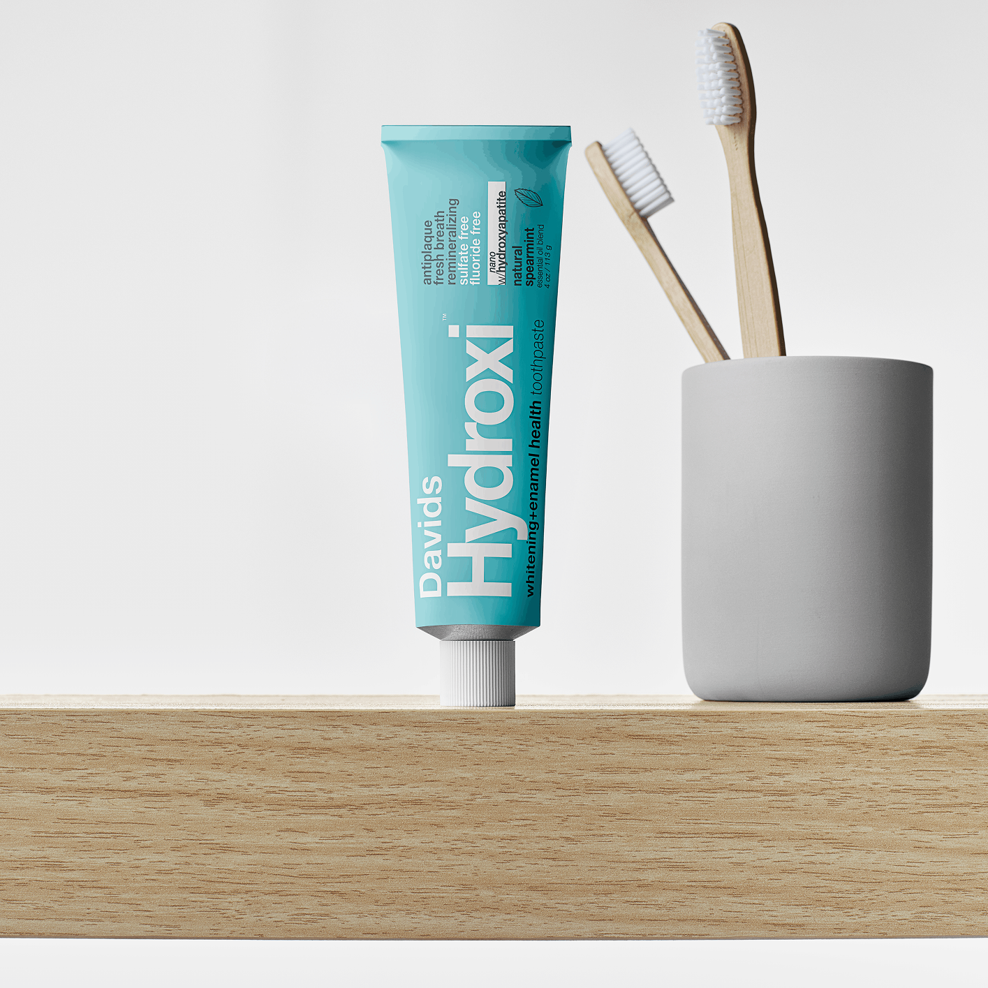 Davids Hydroxi™ balinamoji ir dantų emalį stiprinanti dantų pasta su nano hidroksiapatitu / šaltmėtės skonio, šviesiame fone be pakuotės.