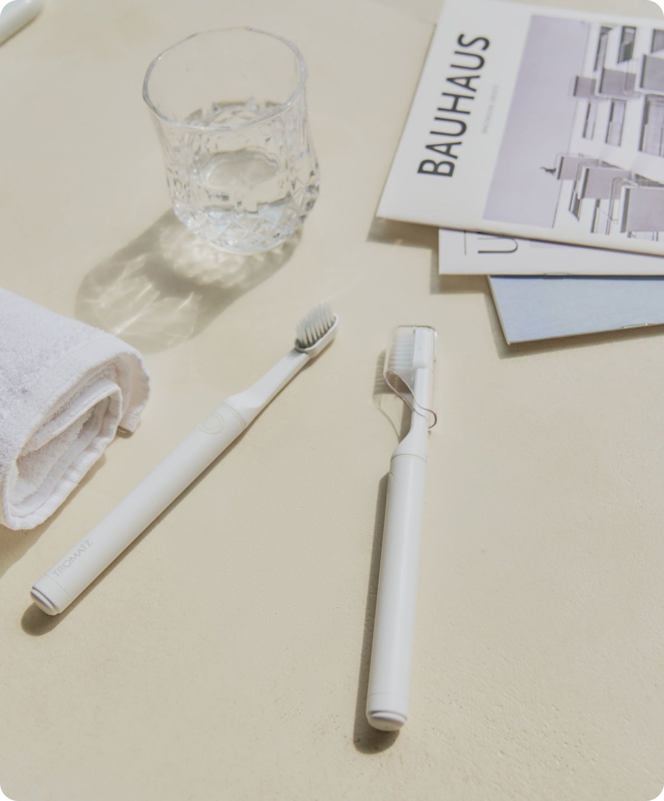 Tromatz Pro bioelektriniai dantų šepetėliai šviesiame fone.