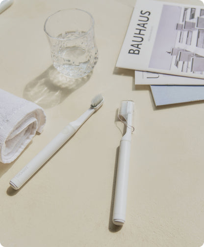 Tromatz Pro bioelektriniai dantų šepetėliai šviesiame fone.