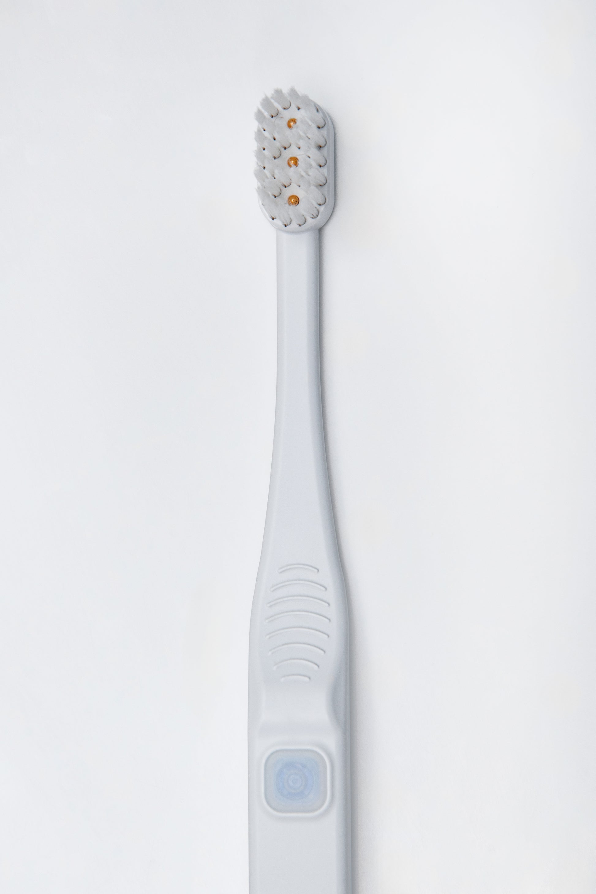 Bioelektrinis dantų šepetėlis Tromatz Mini, kompaktiškas ir patogus kelionėms, baltame fone.