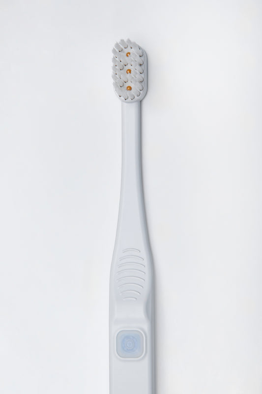 Bioelektrinis dantų šepetėlis Tromatz Mini, kompaktiškas ir patogus kelionėms, baltame fone.