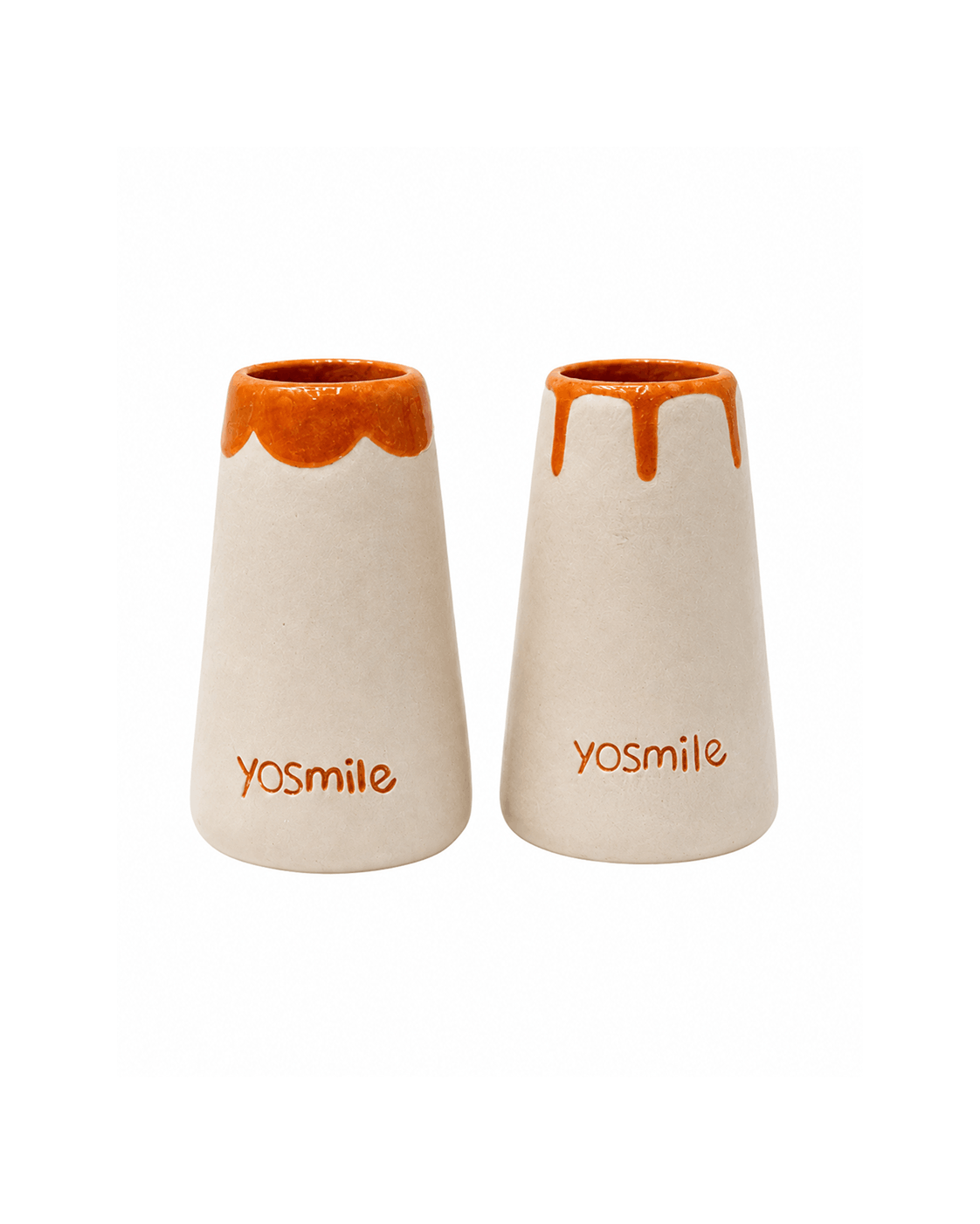 Keramikiniai yosmile dantų šepetėlio laikikliai baltame fone.